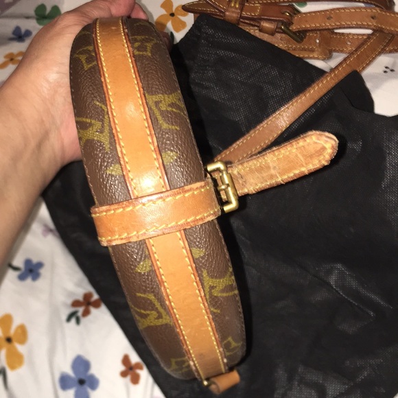 Super cute ☺️ Monogram CROSSBODY bag - Picture 8 of 14